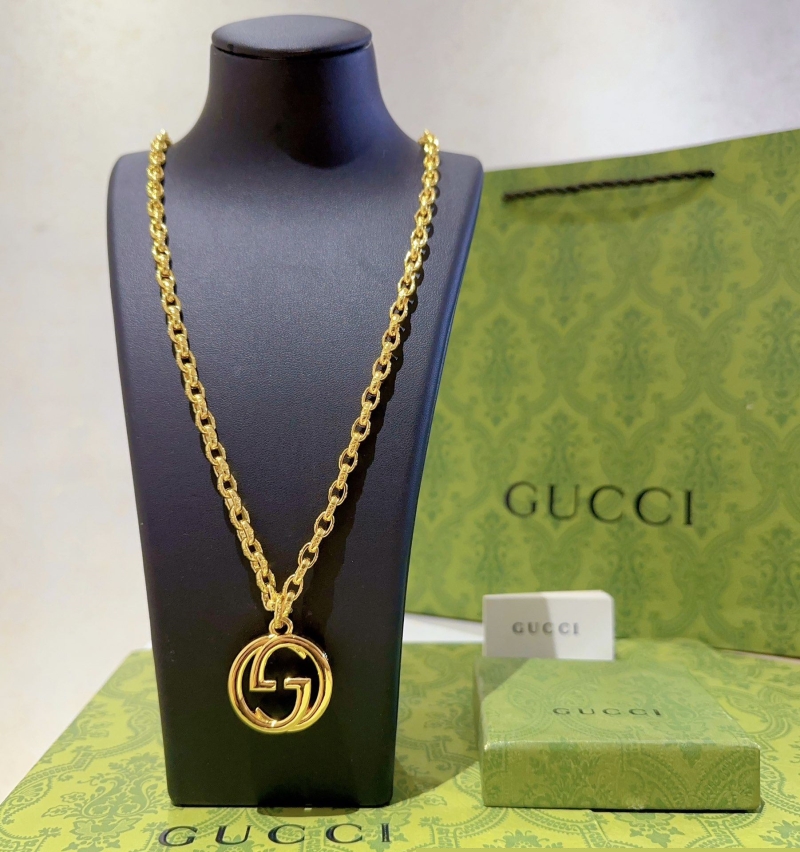 G*u*i necklaces